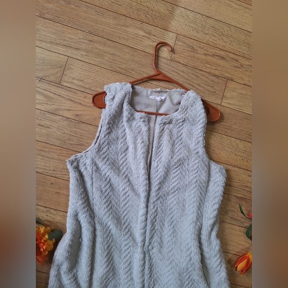 MAURICES Women's Beige Faux Fur Sweater Vest Size M - Picture 3 of 8